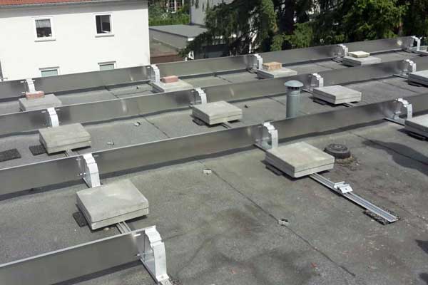 Profilschienen zur Montage von PV-Modulen Flachdach