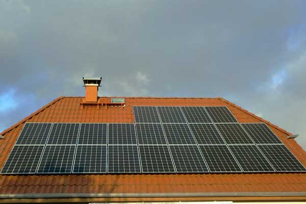 Solarmodule auf Dach von Wohnhaus Brandenburg