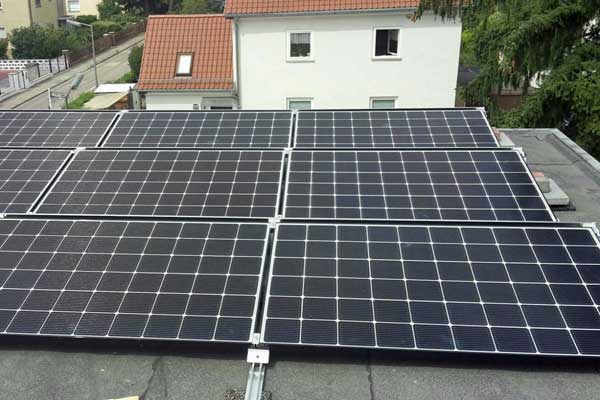 PV-Module auf Flachdach, Brandenburg