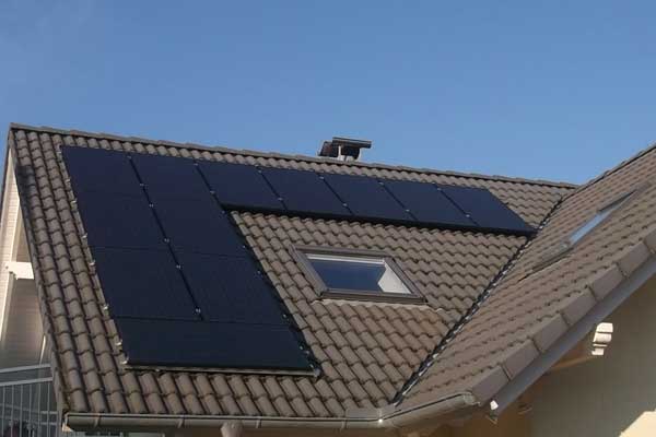 Photovoltaik Solar Module auf Schrägdach