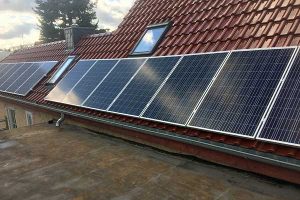 Solarpanele an Schrägdach, Brandenburg